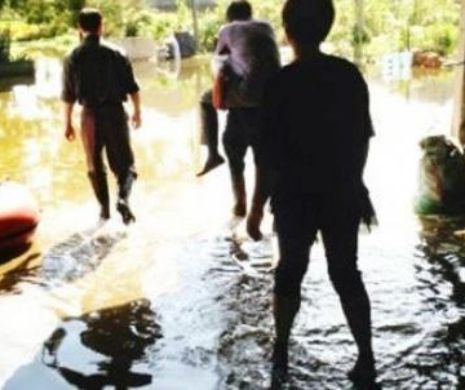 Oficial chinez, demis după ce a fost cărat în spate la o inundaţie. Apa era până la glezne