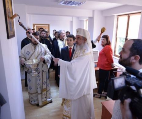 Patriarhia Română: „Patriarhul Daniel nu a sfințit redacția Trinitas cu trafaletul. Este o tijă de sfințire. Trafalet e pentru neinițiați” FOTO