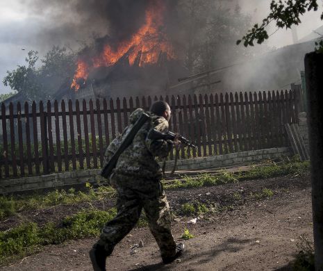 RĂZBOIUL DIN UCRAINA.  Armata ucraineană a atacat oraşul Slaviansk. Liderul Republicii Populare Lugansk spune că nu se respectă armistiţiul