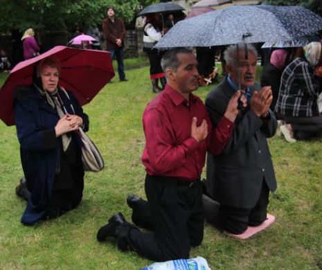 Rugăciuni în ploaie. 10.000 de oameni, la pelerinajul de Sânziene din Suceava