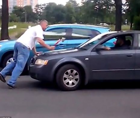 SCANDAL în trafic. A atacat cu TOPORUL o maşină în care se afla un COPIL | VIDEO