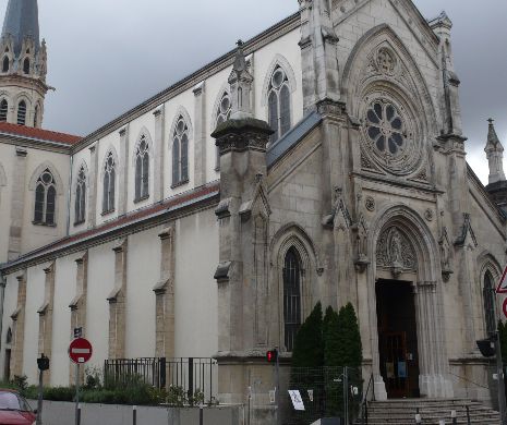 Smartphone-uri, tablete și aparate foto, binecuvântate la biserica Notre-Dame