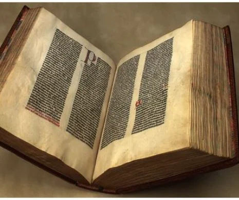 Trei spioni ruși, trimiși la închisoare după ce au furat o Biblie tipărită de Gutenberg