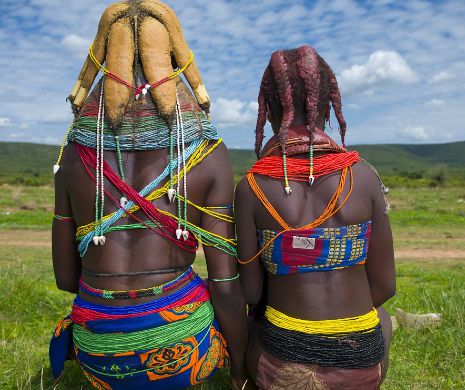 Triburile din Angola. Aceste femei ATRĂGĂTOARE pot fi SCHIMBATE pe vite | GALERIE FOTO