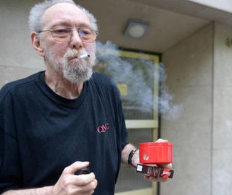 Un pensionar a fost obligat de vecini să-și părăsească locuința pentru că este fumător