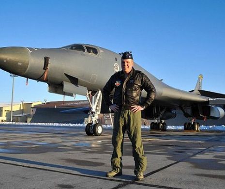 Un pilot militar a ajutat la aterizarea unui avion, după ce căpitanul a făcut infarct