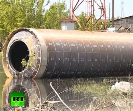 Un tub misterios de metal, adus de ape într-un sat din Rusia| VIDEO