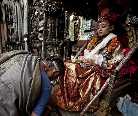 Viaţa REALĂ a ZEIŢELOR Kumari din Nepal, copilele ce nu au voie să atingă pământul | GALERIE FOTO