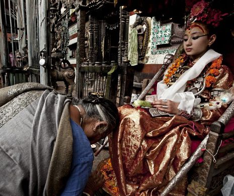 Zeiţe în viaţă. Bizara lume a fetiţelor din templele nepaleze | GALERIE FOTO