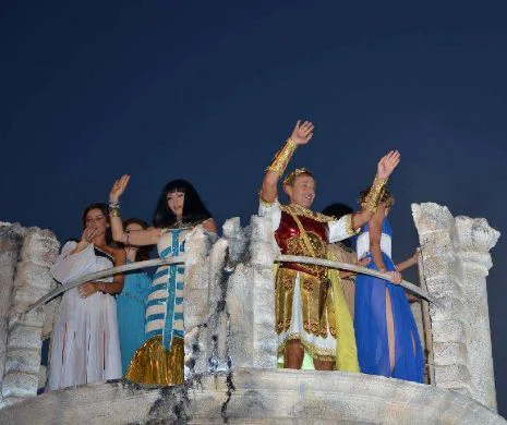 A început Carnavalul Mamaia !! “Muritorii” l-au admirat pe “măritul” Cezar – Radu Mazăre