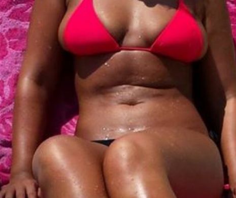 A incins plaja din Grecia cu formele ei! Imagini interzise in bikini cu una dintre cele mai sexy concurente de la MasterChef!