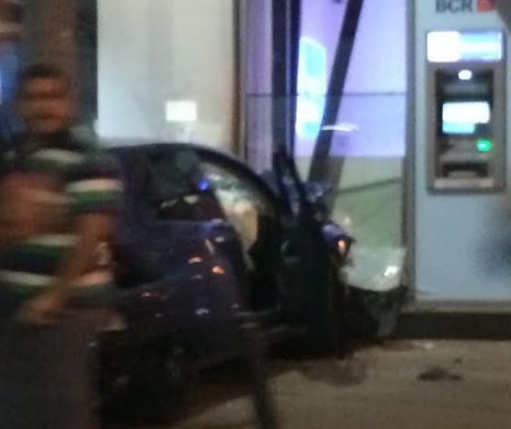 Accident în centrul Capitalei. A intrat cu maşina în sediul băncii!