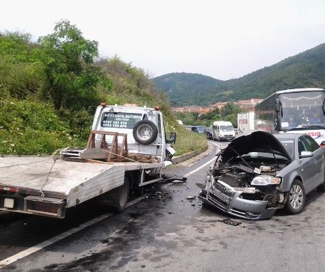 Accident SPECTACULOS între Caransebeş şi Orşova. ŞASE oameni au ajuns la SPITAL