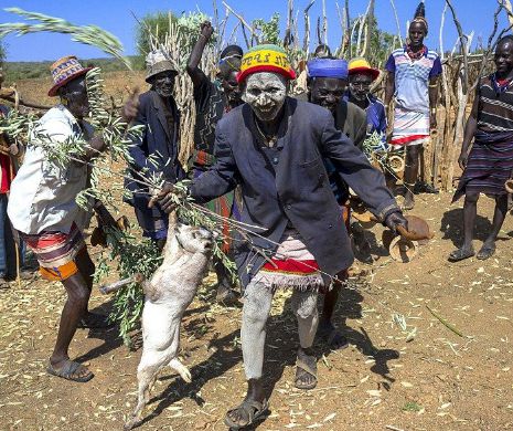 Bătrânii tribului i-au aruncat 15 copii în colţii CROCODILILOR. Drama unei mame din Etiopia