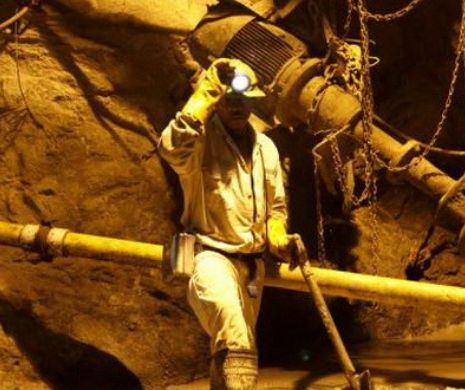 Cel puţin 11 mineri au rămas BLOCAȚI într-o mină de aur în urma unei alunecări de teren