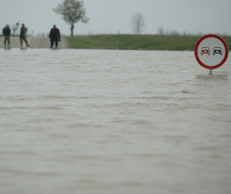 COD ROŞU de inundaţii în judeţul Caraş-Severin pentru râul Cernovăţ