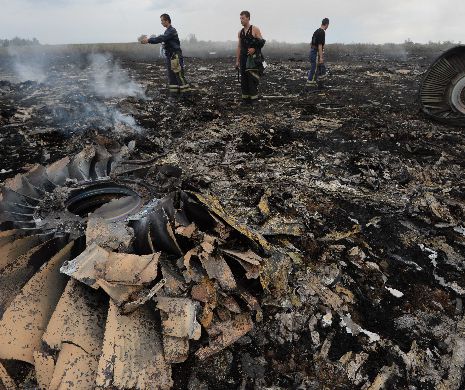 Echipe de intervenţie au început recuperarea cadavrelor victimelor avionului malaysian