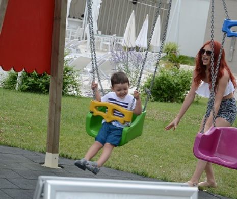 Elena Gheorghe cu băiețelul pe litoralul românesc! Iată-i ce bine se distrează împreună