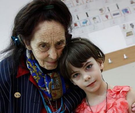 Gest SOCANT facut de cea mai batrana mama din Romania! Adriana Iliescu, fotografiata facandu-i ASTA fetitei ei pe mijlocul strazii