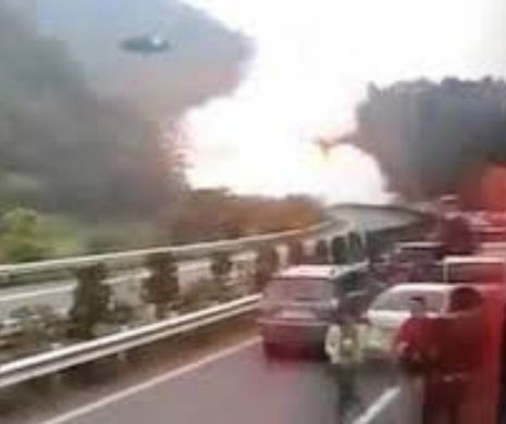 Haos şi teroare. OZN filmat când atacă pe autostradă. Filmare considerată AUTENTICĂ | VIDEO