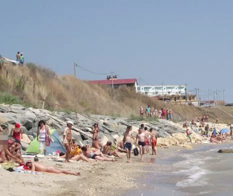 Imagini strigatoare la Cer! Ce au facut mai multi nudisti, chiar in fata copiilor, pe plaja in statiunea 2 Mai