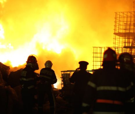 Incendiu într-un bloc din Deva. O femeie a suferit arsuri pe frunte şi pe membre