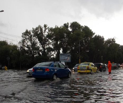 INUNDAȚII în Buzău. Peste 30 de gospodării au fost inundate. Microbuz de călători blocat în trafic