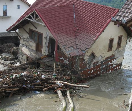INUNDAȚII în Vâlcea. Apele de TREI METRI au rupt digul și au distrus mai multe case | GALERIE FOTO