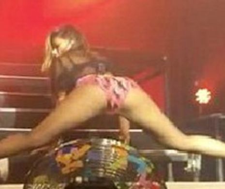 Nici Rihanna nu dansează aşa. O super cântăreaţă a făcut show erotic într-un club de homosexuali. Şi-a desfăcut picioarele şi ... Continuarea e halucinantă | VIDEO