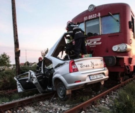 Norocosul anului. Un șofer a scăpat cu viață după ce automobilul său a fost spulberat de un tren