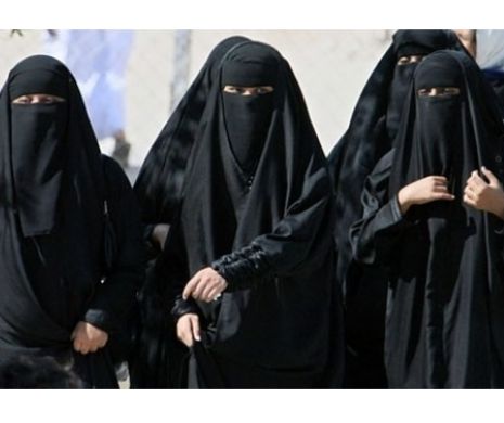 O femeie a fost UCISĂ pentru că a refuzat să poarte VĂLUL islamic