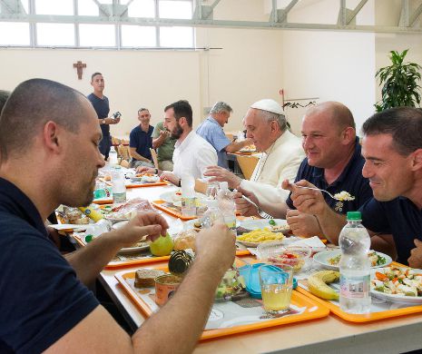 Papa Francisc, la CANTINĂ: "S-a comportat normal precum cel mai UMIL dintre muncitori" | GALERIE FOTO