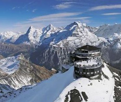 PE ACOPERIŞUL LUMII. Platforma de STICLĂ  DE pe stâncile Alpilor elveţieni | FOTO