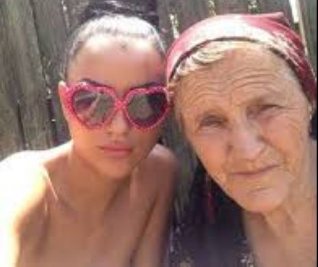 Pentru că s-au copt prunele. Daniela CRUDU şi-a făcut selfie cu bunica!