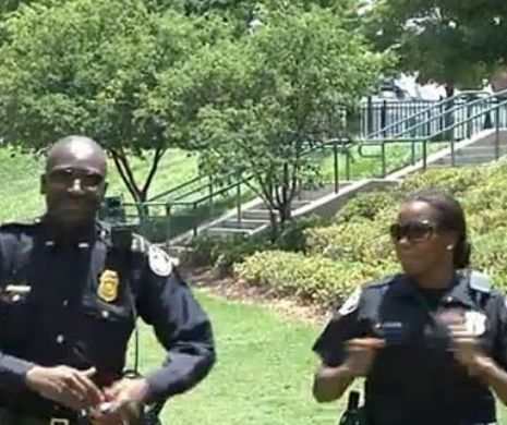 Poliţiştii din Atlanta îţi arată cât de fericiţi sunt. Imagini demenţiale surprinse cu autorităţile în timpul serviciului VIDEO