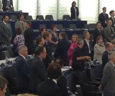 Populistul britanic Nigel Farage s-a întors cu spatele în timp ce o orchestră interpreta imnul UE, la prima sesiune a noului Parlament European