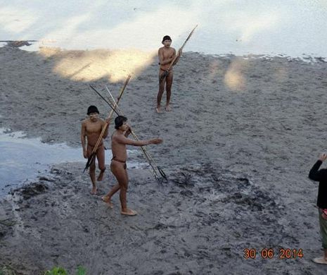 Primul contact al unui trib din AMAZON cu lumea exterioară | IMAGINI VIDEO