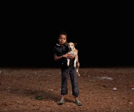 Proiect fotografic emoţionant. Copiii orfani şi câinii pe care i-au adoptat de pe stradă | GALERIE FOTO