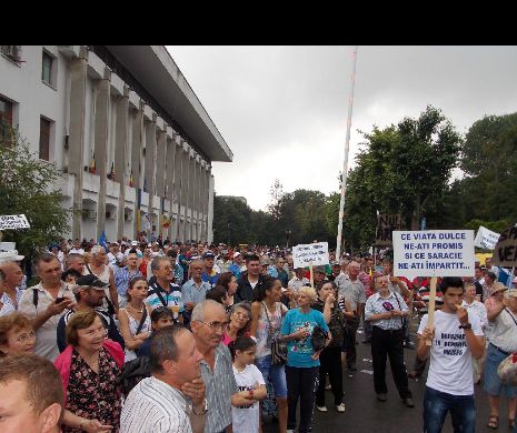 Protest la Constanţa:”Mazăre şi clanul lui trebuie să plece! Demisia!”