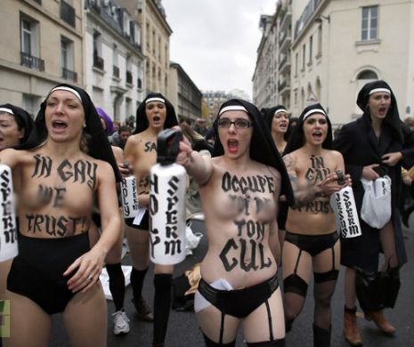 Protest topless al unor activiste Femen în timpul unui discurs al premierului suedez