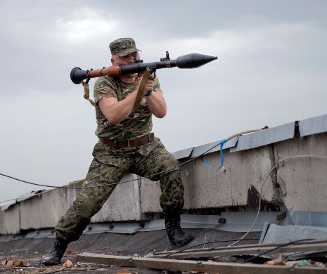 RĂZBOIUL DIN UCRAINA: Rusia continuă să concentreze trupe la graniţa cu Ucraina şi să-i ajute pe rebeli