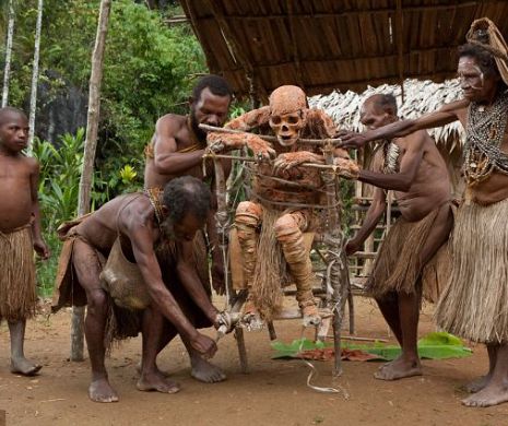 Ritual macabru. Cum sunt mumificaţi morţii dintr-un sat din Papua Noua Guinee. Imagini nerecomandate persoanelor sensibile | GALERIE FOTO