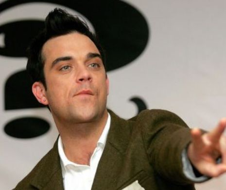 Robbie Williams i-a rupt mâna unei fane, după ce a căzut de pe scenă (VIDEO)