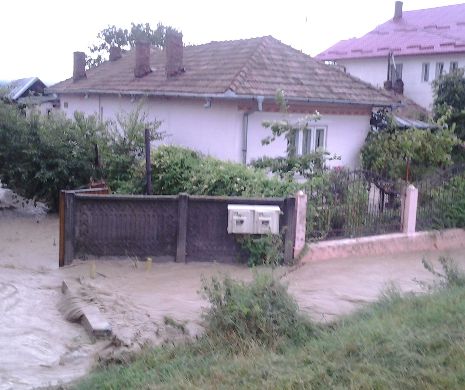 Sute de case din Drăgășani sunt afectate de INUNDAȚII | FOTO