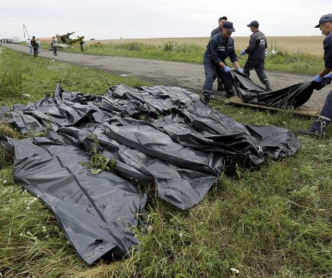 TRAGEDIA AVIATICĂ din Ucraina. HAOS în locul prăbușirii avionului MH 17