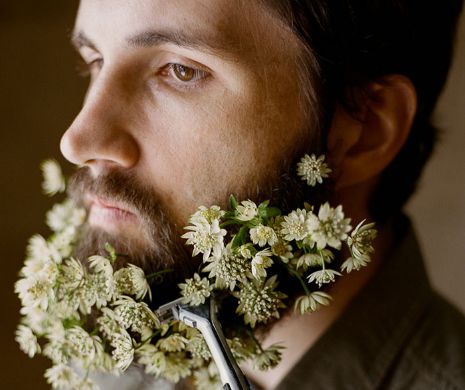 ULTIMA MODĂ:  Cu flori în barbă | GALERIE FOTO