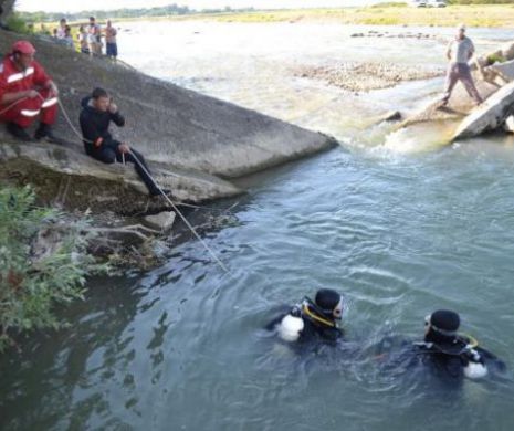 Un copil de 13 ani s-a înecat în barajul unui râu din judeţul Vaslui. Trupul său a fost găsit de scafandri