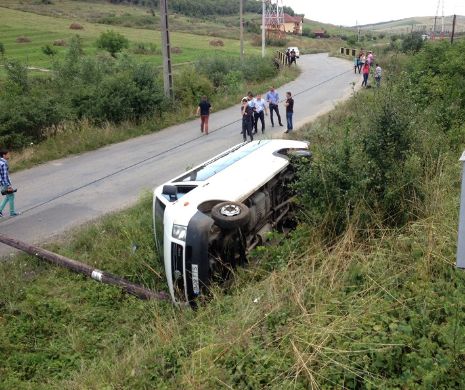 Un microbuz care transporta persoane s-a răsturnat lângă Cluj