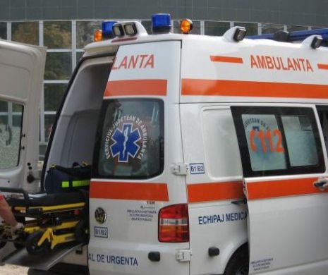 Un mort şi opt grav accidentaţi după ce o ambulanţă s-a ciocnit cu un autoturism