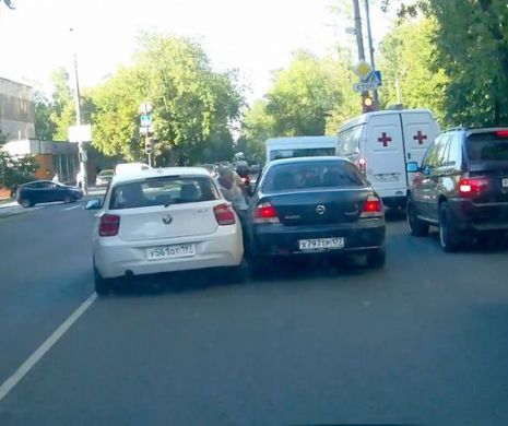 Un şofer zdrobeşte intenţionat cu BMW-ul un bătrân la Moscova | VIDEO şocant